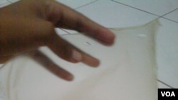 Plastik dari pati ketela pohon yang diciptakan oleh dua siswa SMA Bali.