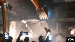 ৫ ফেব্রুয়ারি রাতে খুলনার ময়লাপোতা এলাকায় অবস্থিত ‘শেখ বাড়ি’ ভাঙচুর করে বুলডোজার দিয়ে গুঁড়িয়ে দেয় বিক্ষোভকারীরা।