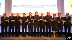 រូបឯកសារ៖ រដ្ឋមន្ត្រីការបរទេសអាស៊ានថតរូបរួមគ្នានៅក្នុងអំឡុងកិច្ចប្រជុំរដ្ឋមន្ត្រីការបរទេសអាស៊ាន (AMM) ដែលធ្វើឡើងនៅទីក្រុងម៉ានីល ប្រទេសហ្វីលីពីន កាលពីថ្ងៃសុក្រ ទី២៨ ខែមេសា ឆ្នាំ២០១៧។