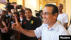 East Timor presidential candidate Francisco Guterres of the FRETILIN party shows his ink marked finger after he casts his ballot during the presidential election in Dili, East Timor, March 20, 2017. 
