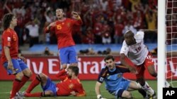 Switzerland's Gelson Fernandes (center) celebrates after scoring against Spain in Durban, 16 jun 2010