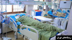 Beberapa pasien yang terpapar virus korona di sebuah rumah sakit di Iran. 