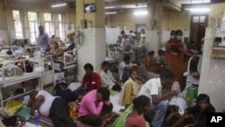 Patients suffering from malaria crowd a ward of a government hospital in Mumbai, India, 30 Jul 2010