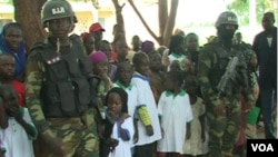 រូបឯកសារ៖ យោធា​ល្បាតសាលារៀន​មួយ​នៅ​ក្រុង Limani ប្រទេស​កាមេរ៉ូន។ 