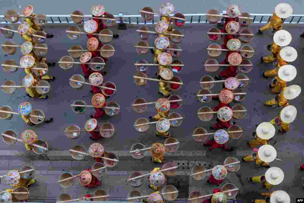 ជនជាតិ​ភាគតិច​ Shan ចូល​រួម​ក្នុង​ពិធី​ហាត់​សម​ក្នុង​ទីក្រុង​ Panghsang ប្រទេស​មីយ៉ាន់ម៉ា មុន​នឹង​ការ​ហែក្បួន​យោធា​ដើម្បី​អបអរ​គម្រប់៣០​ ឆ្នាំ នៃ​បទឈប់បាញ់​ជាមួយ​នឹង​យោធា​មីយ៉ាន់ម៉ា។