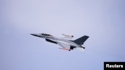 Перші західні винищувачі F-16 з'являться в Україні у червні-липні. Про це раніше цього місяця повідомив Reuters із посиланням на українського військового високопосадовця. Фото для ілюстрації: данський літак F-16.