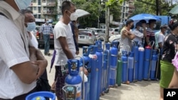 ពលរដ្ឋ​មីយ៉ាន់ម៉ា​តម្រង់​ជួរ​​នៅ​​​ស្ថានីយ​​​បញ្ជូល​អុកស៊ីហ្ស៊ែន​មួយ​​​កន្លែង​នៅ​ទី​ក្រុង​រ៉ង់ហ្គូន​កាល​ពី​ថ្ងៃ​ទី​១១ ខែ​កក្កដា​ ឆ្នាំ​២០២១។