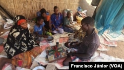 Família deslocada acolhida numa residência em Pemba, Cabo Delgado, Moçambique