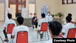 Menlu Retno Marsudi saat bertemu 14 ABK yang bekerja di kapal Long Xin 629 berbendera China di Jakarta, Minggu (10/5). (Courtesy: Kemlu RI)