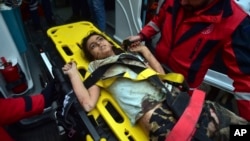 Un socorrista atiende a una niña rescatada cuatro días después de un potente sismo, en Kahramanmaras, en el sur de Turquía, el 10 de febrero de 2023.