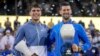 Novak Đoković i Karlos Alkaraz poziraju sa trofejima posle finala u Sinsinatiju, 20. avgust 2023. (Foto: AP/Aaron Doster)