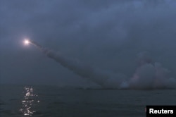 Pandangan umum saat Korea Utara menembakkan dua rudal dari kapal selam yang menyerang target bawah laut di lokasi yang dirahasiakan di Korea Utara, 12 Maret 2023. (Foto: KCNA via REUTERS)