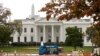 Pekerjaan di depan Gedung Putih di Washington, Amerika Serikat, 3 November 2016. (Foto: Reuters/Kevin Lamarque)