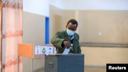 Un homme vote lors des élections générales dans le village de Morwa, près de Gaborone, Botswana, le 30 octobre 2024. 