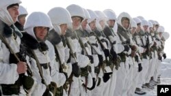 Tentara Rusia sedang melakukan latihan militer di dekat kota Ivanovo, sekitar 320 kilometer dari Moskow (Foto: dok/AP Photo/Mikhail Metzel). Kantor berita Rusia, Kamis (9/4), mengutip seorang wakil dari militer mengatakan 400 tentara dengan 30 jenis senjata terlibat dalam latihan-latihan di Trans-Dniester, sebidang tanah genting sempit antara Moldova dan Ukraina.