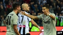 Cristiano Ronaldo (à droite) se congratule avec après le but contre Udinese, Italie, le 6 octobre 2018