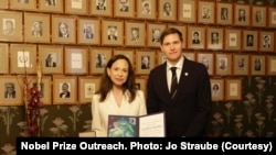 ماریا کورینا ماچادو، رهبر مخالفان ونزوئلا و برنده جایزه صلح نوبل در کنارل رئیس کمیته نوبل (راست) - اسلو نروژ ۲۰ آذر