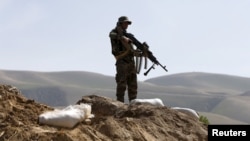 Seorang tentara Afghanistan melakukan patroli di provinsi Baghlan (foto: dok). 