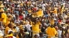 Des supporters en liesse lors d’un match entre Orlando Pirates et Kaizer Chiefs &#224; Soweto, Afrique du Sud, 20 f&#233;vrier 2010.