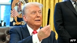 2025年2月25日，美國總統特朗普在白宮手舉簽署了一項行政令的簽名筆。