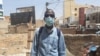Les Sénégalais toujours scotchés à leurs masques comme l’entraineur Abdoulaye Diop, à Dakar, le 3 mars 2021. (VOA/Seydina Aba Gueye)