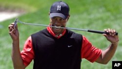 Tiger Woods dikenai penalti 2 pukulan, namun melonjak ke peringkat ke-7 hari Sabtu 13/4 (foto: dok). 