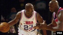 Meskipun sudah pensiun bermain basket, nama Jordan dan nomor 23 tetap laris di pasaran pakaian olahraga (foto: dok).