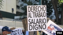 Trabajadores venezolanos protestan por mejoras salariales en Caracas, Venezuela.