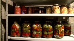 Russians Grow, Share Food as Economy Struggles