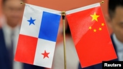中國和巴拿馬兩國官員簽署貿易協議期間，中國與巴拿馬國旗被擺放在桌上。 （2024年8月26日）