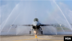资料照片：一架美国制造的F-16V战斗机在一次演习期间接受自动清洗机的清洗。(2020年1月15日)