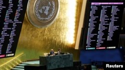 নিউইয়র্কে জাতিসংঘের সদর দফতরে ইউক্রেনে রাশিয়ার আগ্রাসনের তৃতীয় বার্ষিকীতে সাধারণ পরিষদের জরুরি অধিবেশনের খসড়া প্রস্তাব সভায় ভোটের ফলাফল দেখানো হয়। (২৪ ফেব্রুয়ারি, ২০২৫)