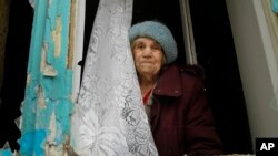 Жінка у пошкодженій артилерійський вогнем квартирі в Донецьку, 3 лютого 2017.