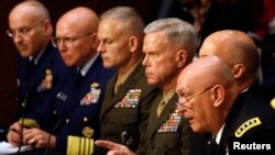 Kepala Staf Angkatan Darat Jenderal Raymond T. Odierno (kanan) saat memberikan keterangan terkait penundaan peraturan yang mengatur masalah kekerasan seksual di kalangan militer AS, dalam sidang Komite Angkatan Bersenjata di Capitol Hill, Washington DC (Foto: dok). Militer AS memberhentikan sementara Mayor Jenderal Michael T. Harrison, pemimpin pasukan Angkatan Darat Amerika di Jepang, terkait isu ini, Jum'at (7/6).