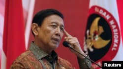 Menteri Koordinator bidang Politik, Hukum dan Keamanan Wiranto dalam pertemuan antara mantan militan dan para korban di Jakarta, 28 Februari 2018. (Foto: Reuters)