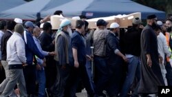 Para pelayat mengusung jenazah korban penembakan masjid, yang terjadi pada 15 Maret, untuk dimakamkan di Pemakaman Memorial Park di Christchurch, Selandia Baru, 20 Maret 2019.