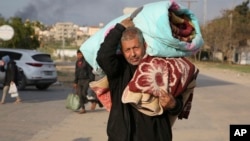 Palestinci bježe pred izraelskom ofanzivom iz Khan Younisa u Pojasu Gaze (Foto: AP/Hatem Ali)