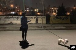 یک زن حوان در ایران اواسط اسفند گذشته بدون حجاب اجباری به پارک آمده است