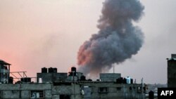 Asap mengepul di atas gedung-gedung selama serangan udara Israel di kota Rafah, Jalur Gaza selatan pada 11 Mei 2023.