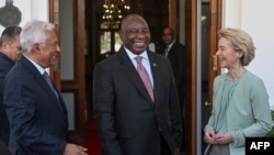Shugaban majalisar tarayyar Turai Antonio Costa da Shugaban kasar Afrika ta Kudu Cyril Ramaphosa da Shugabar hukumar tarayyar Turai Ursula von der Leyen a babban taron EU a Tuynhuys na Cape Town