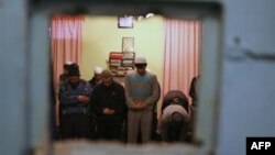 Bishkekdagi hibsxonada namoz, 26-yanvar 2012