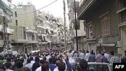 Ðám tang 12 nạn nhân thiệt mạng trong cuộc đụng độ hôm Chủ nhật tại thị trấn Homs, ngày 18/4/2011