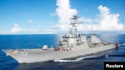 Эсминец ВМС США «Джон Маккейн» типа Arleigh Burke в Филиппинском море. Архивное фото