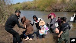 Geçtiğimiz hafta Suriye’nin kıyı şeridinde yüzlerce kişinin öldürülmesinin ardından, yerel halk yaygın adalet çağrılarının ülkenin yeni hükümetine istikrar sağlama şansı verebileceğini söylüyor. 