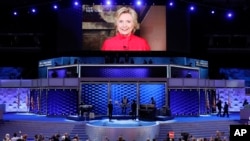 Le candidat présidentiel démocrate Hillary Clinton en image sur un grand écran pour remercier les délégués au cours de la deuxième journée de la Convention nationale démocrate à Philadelphie, le 26 Juillet, 2016.