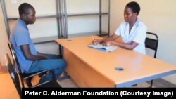 Ingcwethi kwezempilakahle ixoxa lomuntu ophila lomkhuhlane wengqondo.