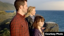 Sam (Chris Pine) gets to know Frankie (Elizabeth Banks) the sister he has just discovered and her son Josh (Michael D'Addario), while trying to figure out how to tell her they are siblings in "People Like Us". (©DreamWorks II Distribution Co., LLC)