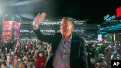 Taipan real estat Srettha Thavisin dari oposisi Partai Pheu Thai melambaikan tangan kepada pendukungnya saat berkampanye di Bangkok, 5 Mei 2023. (Foto: AP)