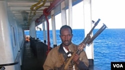 Anggota bajak laut Somalia dengan senjatanya. Uang yang dibawa pesawat asing diduga 'uang tebusan' bagi bajak laut Somalia.