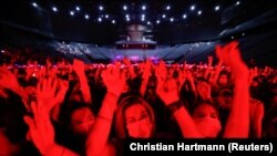 Orang-orang menghadiri konser eksperimental besar-besaran "Ambition Live Again", yang diselenggarakan oleh Assistance Publique-Hopitaux de Paris (AP-HP) dan serikat industri musik Prodiss untuk menilai risiko kesehatan yang terkait dengan dimulainya kemba